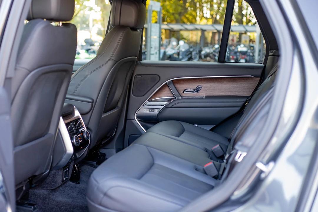 Image of a Land Rover RR Vogue